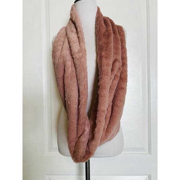 Los Angeles Boutique Faux Fur Cowl Infinity Scarf Dusty Pink Warm Cozy Fuzzy NEW - Picture 3 of 5